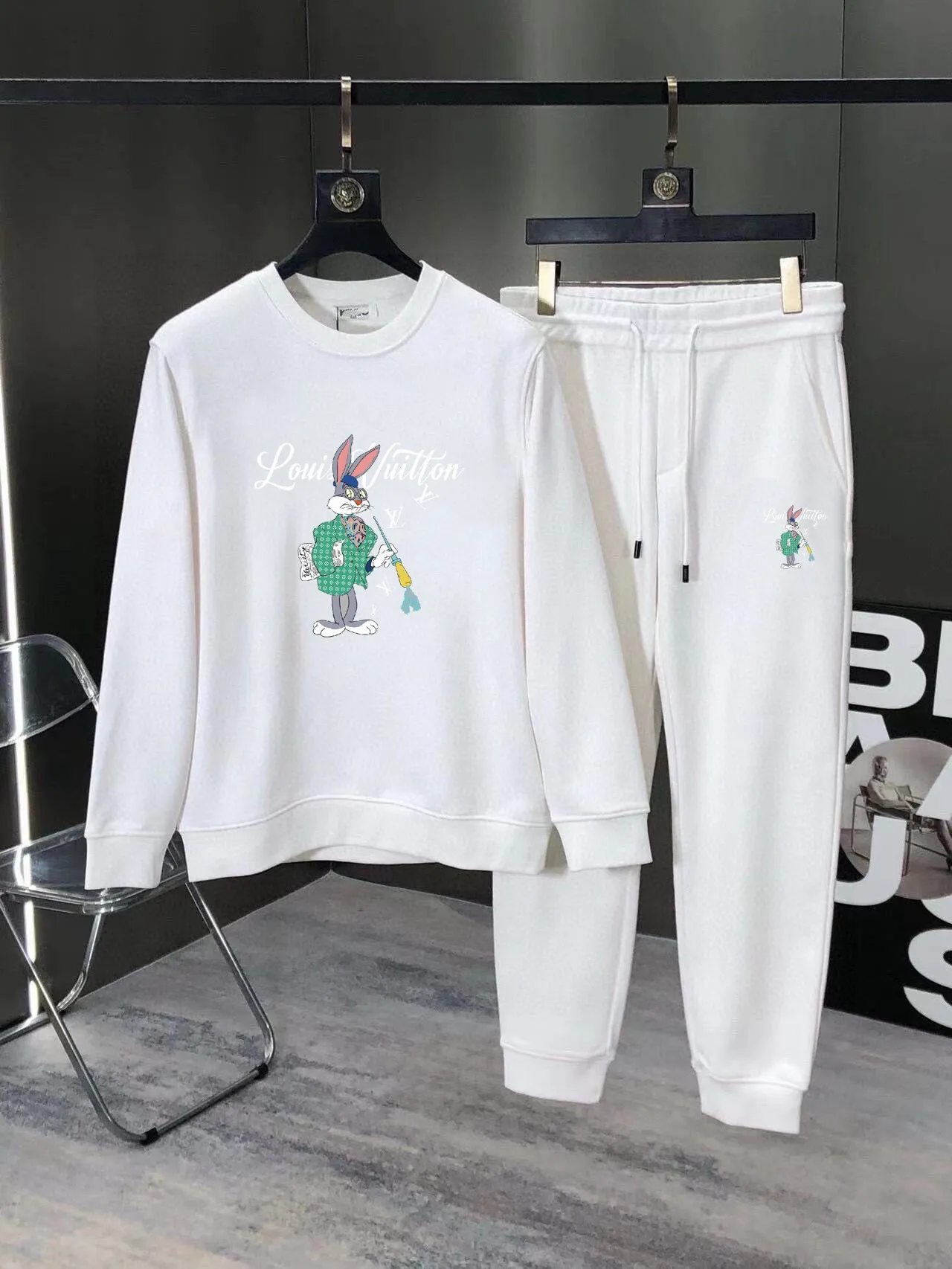 🅿️380 [LV Louis Vuitton] (Fat Man Gospel) hot-selling suit is coming. Focus on the original version of the official website. 2025 new hot-selling sweatshirt suit. The original order is hard to buy🇭🇰. It is the meticulous work of top designers for a fitting and perfect upper body effect. All-natural high-quality Roman cotton 100%, close-fitting comfort, noble and elegant! Original hardware embodies elegance and nobility! Counter size: M-5XL (maximum wear up to 220 pounds)